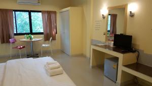 เตียงในห้องที่ Juntima Place at Amphawa