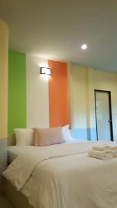 เตียงในห้องที่ Juntima Place at Amphawa
