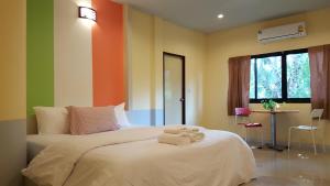 เตียงในห้องที่ Juntima Place at Amphawa