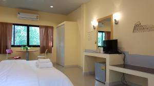 เตียงในห้องที่ Juntima Place at Amphawa