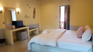 เตียงในห้องที่ Juntima Place at Amphawa