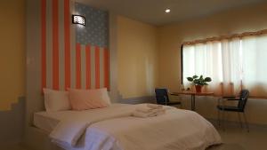 เตียงในห้องที่ Juntima Place at Amphawa