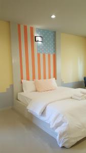 เตียงในห้องที่ Juntima Place at Amphawa