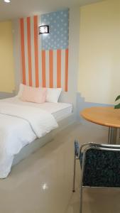 เตียงในห้องที่ Juntima Place at Amphawa