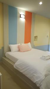เตียงในห้องที่ Juntima Place at Amphawa