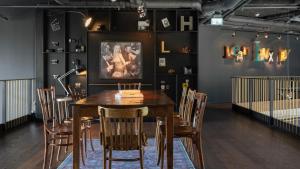 una sala da pranzo con tavolo e sedie di Ruby Lilly Hotel Munich by IHG a Monaco Altre 108 foto