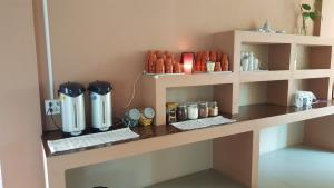 อุปกรณ์ชงชาและกาแฟของ Juntima Place at Amphawa