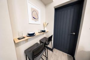 a room with a black door and a table and chairs at Amazing City Centre Apartment in Derby