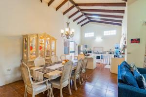 a dining room with a table and chairs at Campo Verde House in San Ignacio