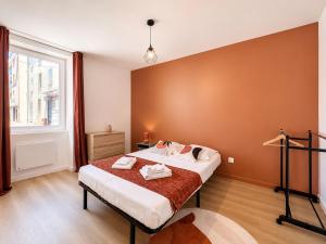 a bedroom with a bed with towels on it at 8B - Le Cosy in Saint-Rambert-dʼAlbon +8 photos