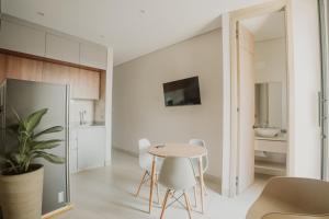 a kitchen and dining room with a table and chairs at Magaly House in Sincelejo