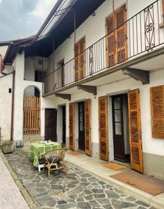 a building with a table and a balcony at Casa Giù Là in Quarna Sopra