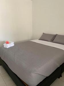 a large bed in a white room with at apartamento dúplex con balcón y central in Estación El Salto
