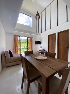 a dining room with a wooden table and chairs at apartamento dúplex con balcón y central in Estación El Salto