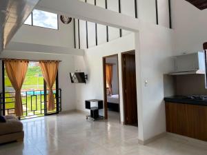a living room with a couch and a room with a window at apartamento dúplex con balcón y central in Estación El Salto