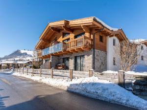 a house with a balcony on the side of the road at Green Garden Lodge B1 in Piesendorf