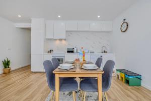 a kitchen and dining room with a wooden table and chairs at Achadinha Sunset House - São Miguel, Açores in Achadinha