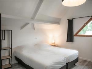 a white bed in a room with a window at Lac Bleu 39 en 40 combi in Lacapelle-Marival +24 photos