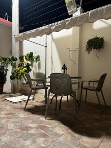 a patio with a table and chairs and a basketball hoop at Habitación Mantarraya in Manta