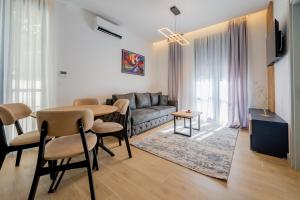 ein Wohnzimmer mit Sofa und Tisch in der Unterkunft Amalia in Donji Morinj