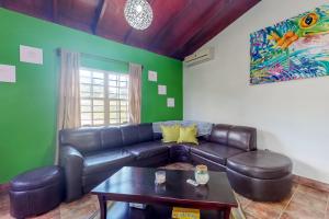 a living room with a leather couch and a table at La Rana in San Ignacio