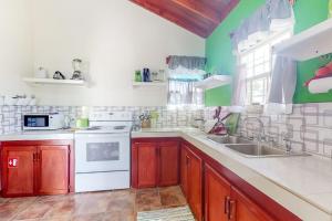 a kitchen with a white stove and a sink at La Rana in San Ignacio