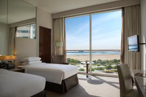 Postel nebo postele na pokoji v ubytování Centro Yas Island-by Rotana