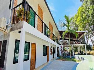 a building with a lot of windows on it at Para Hill Homestay in Ban Muang Mai