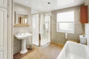 a bathroom with a shower sink and a toilet at 3 Bed in Bassenthwaite oc-lr197 in Bassenthwaite