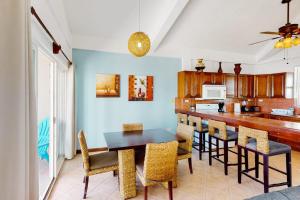 a dining room with a table and chairs in a kitchen at Mara Laguna I301 in San Pedro