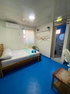 a small room with a bed and a table at Ramos de mar in Rincón