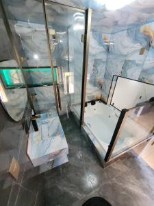 an empty room with glass walls and a ceiling at mirante por do sol in São Thomé das Letras +157 photos