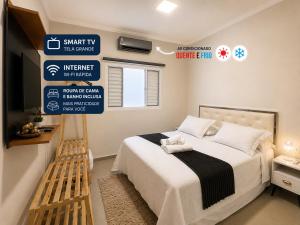 a small bedroom with a bed and a sign at Casa Lago da Dinda 3 in Espirito Santo Do Pinhal