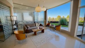 a living room with a couch and a table at Hotel Leonardo Da Vinci in Añelo