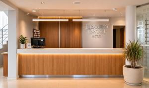 a lobby with a reception desk in a building at Hotel Leonardo Da Vinci in Añelo