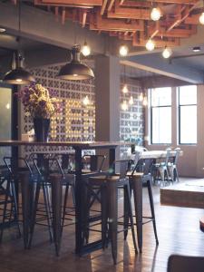 Restoran või mõni muu söögikoht majutusasutuses Silom Space Hostel