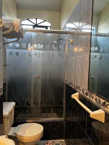 a bathroom with a toilet and a shower at Habitación Mantarraya in Manta +11 photos