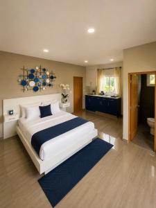a large bedroom with a large bed and a bathroom at HERGOZ Apartamentos in Cayetano Germosén