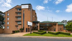 a building on the side of a street at Burnett Riverside Hotel in Bundaberg