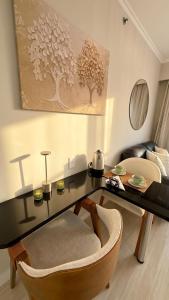 a living room with a table and a couch at Ibirapuera Privilege - Suíte Deluxe Moema in São Paulo