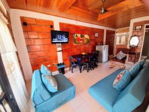 a living room with two blue couches and a table at Casa Vacacional Algarrobos in Girardot