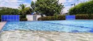 a large swimming pool with blue tiles on it at Casa Vacacional Algarrobos in Girardot