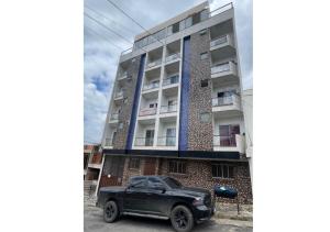a black truck parked in front of a building at Dali Apart hotel in Ipatinga