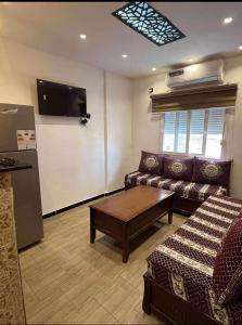 a living room with a couch and a coffee table at اقامة حسن الجوار in Oran