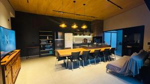 a kitchen with a table and chairs in a kitchen at Villa Container SBO Refúgio Urbano com piscina e jacuzzi in Santa Bárbara dʼOeste