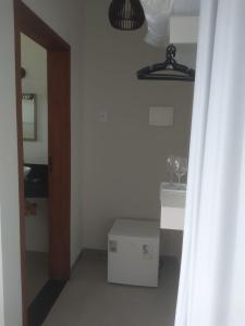 a white room with a door and a box at Pousada altavista acuruí in Itabirito