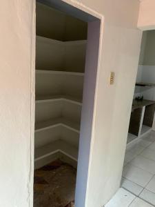 an empty closet in a room with a wall at CASA EXPO CRATo in Crato