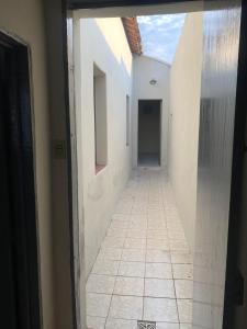 a hallway with white walls and a tile floor at CASA EXPO CRATo in Crato