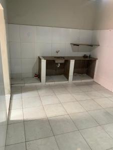 a bathroom with a sink and a tiled floor at CASA EXPO CRATo in Crato