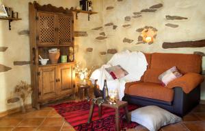 a living room with a couch and a table at Jaraiz in Laroya